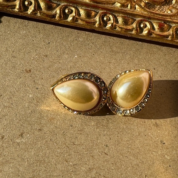 SWAROVSKI crystals and faux pearls tear drop earrings for pierced ears - Picture 3 of 13